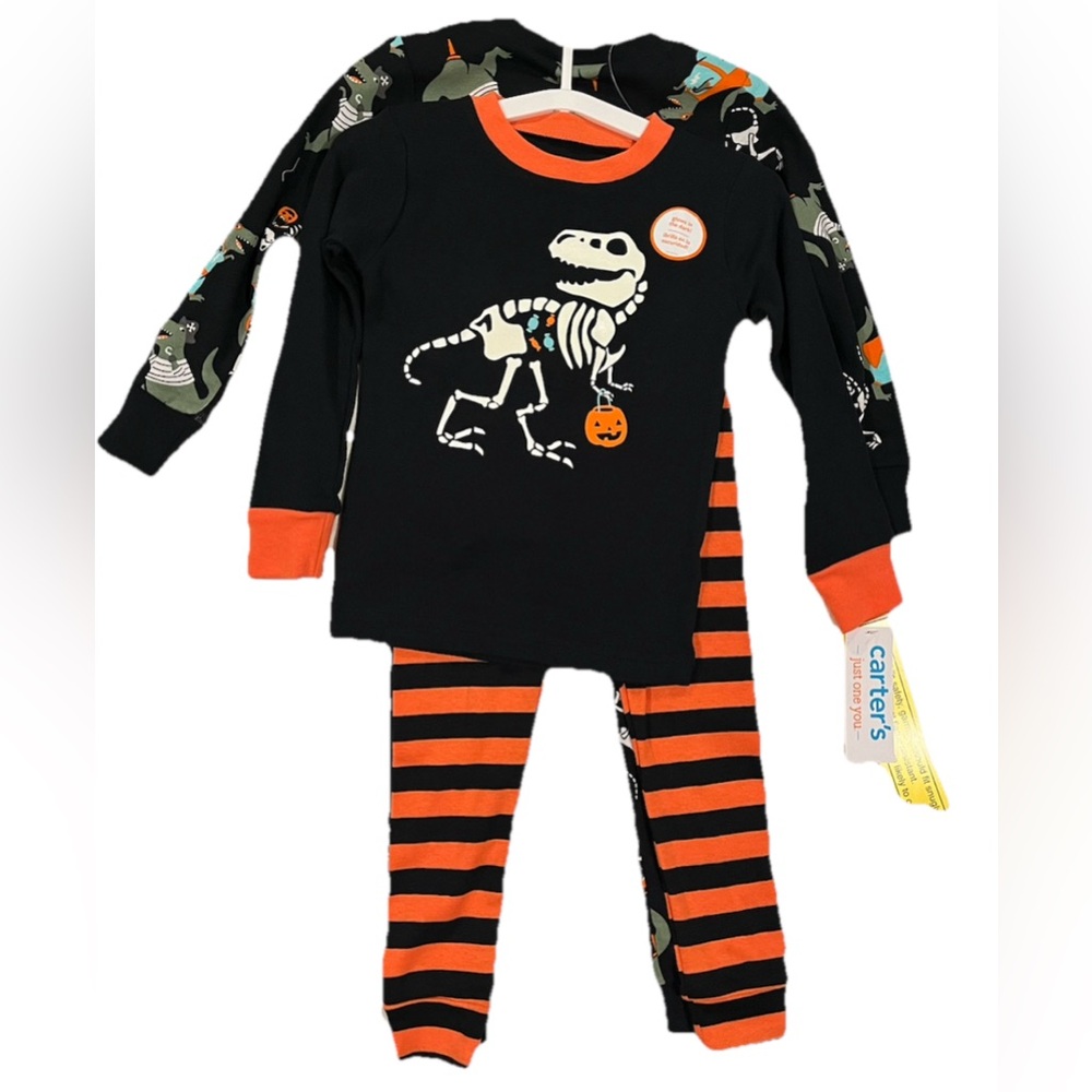 Carters 4 piece set Dino/Halloween pajamas size 2T